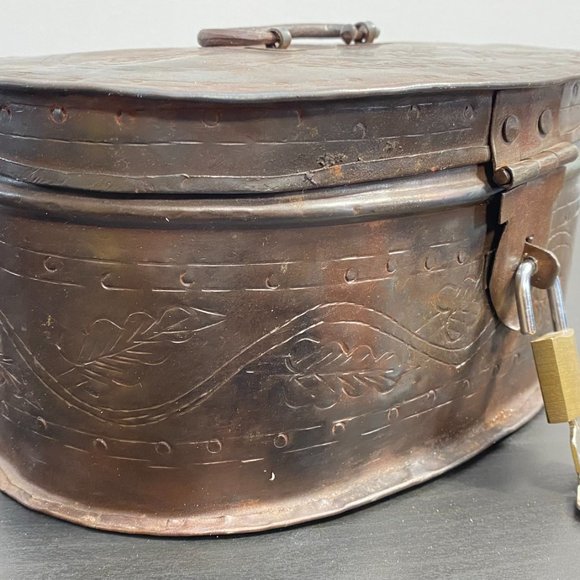 Vintage 1930s Era Metal Tin, Oval Floral Tool Box Case with lock and key Decorat - Picture 9 of 10